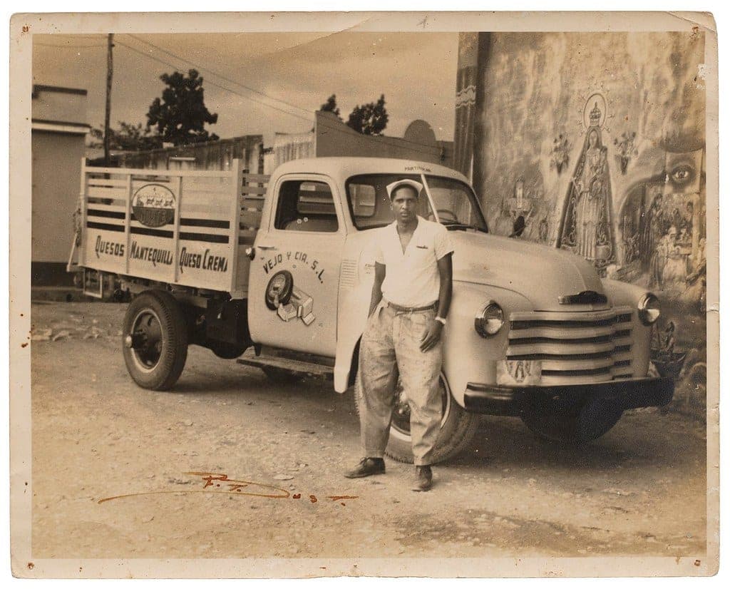 A Cuban sign painter lettering a sign by hand